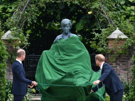 Los príncipes William y Harry inauguran la estatua en memoria de Lady Di