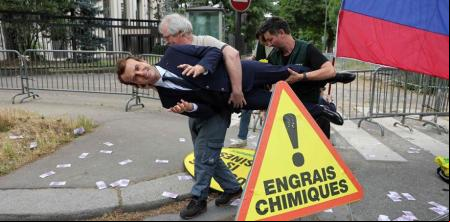 Roban un Macron de cera y lo colocan ante la embajada rusa en París