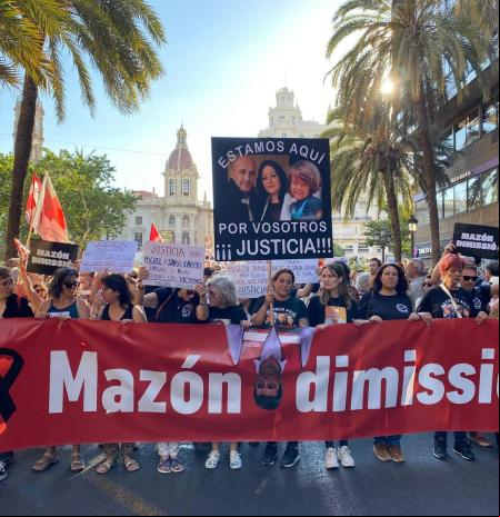 Miles de personas exigen la dimisión de Mazón en la séptima manifestación en València