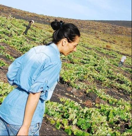 Victoria Torres, la mujer que hace vino sobre las cenizas del volcán de La Palma: “No creo que pudiéramos tener una vida mejor en otro lugar”