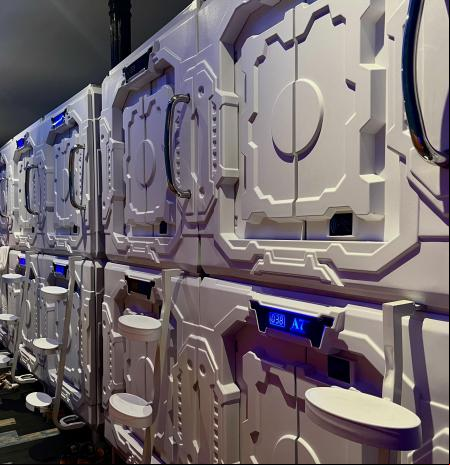 Cómo es dormir en un hostal cápsula: ruido y angustia a cambio de una experiencia futurista