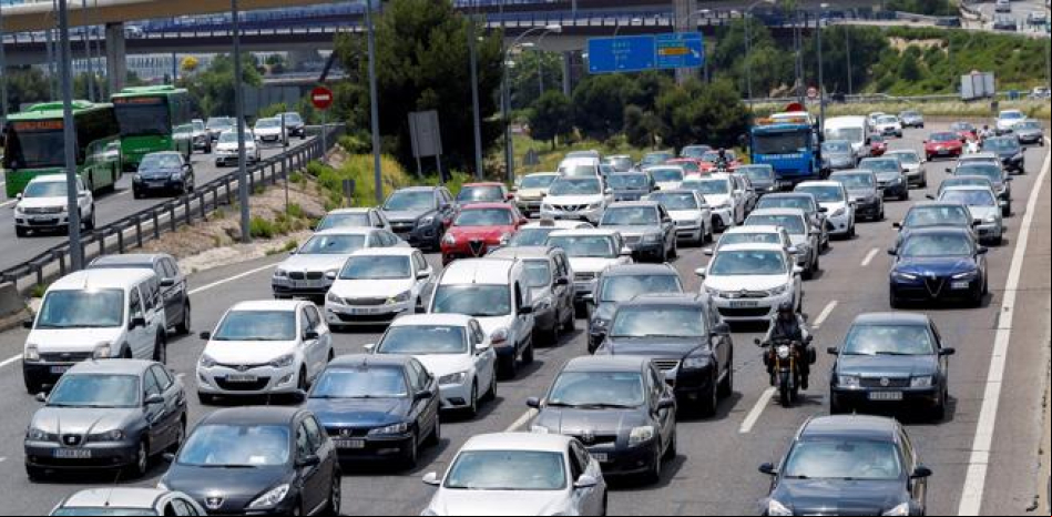 Las peores horas y carreteras para viajar si quieres evitar atascos, según la DGT