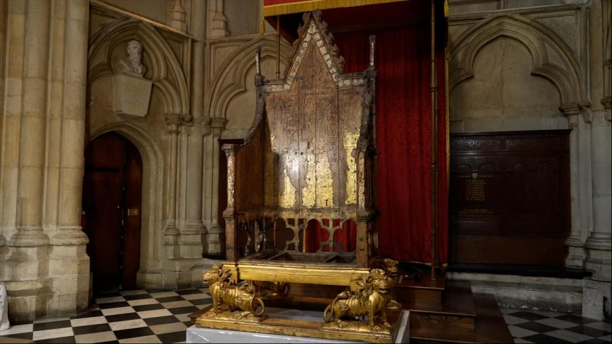 El trono que espera a Carlos III, una reliquia del siglo XIV