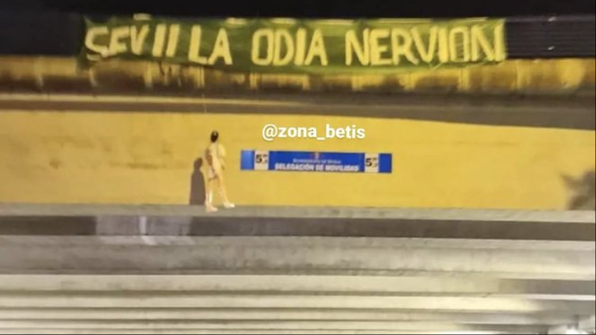 Cuelgan de un puente un muñeco uniformado con la camiseta de Jordán, jugador del Sevilla