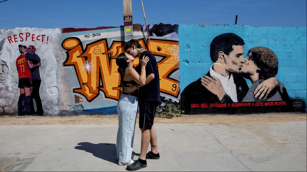 El artista urbano TVBoy pinta a Sánchez y Puigdemont dándose un beso en Barcelona