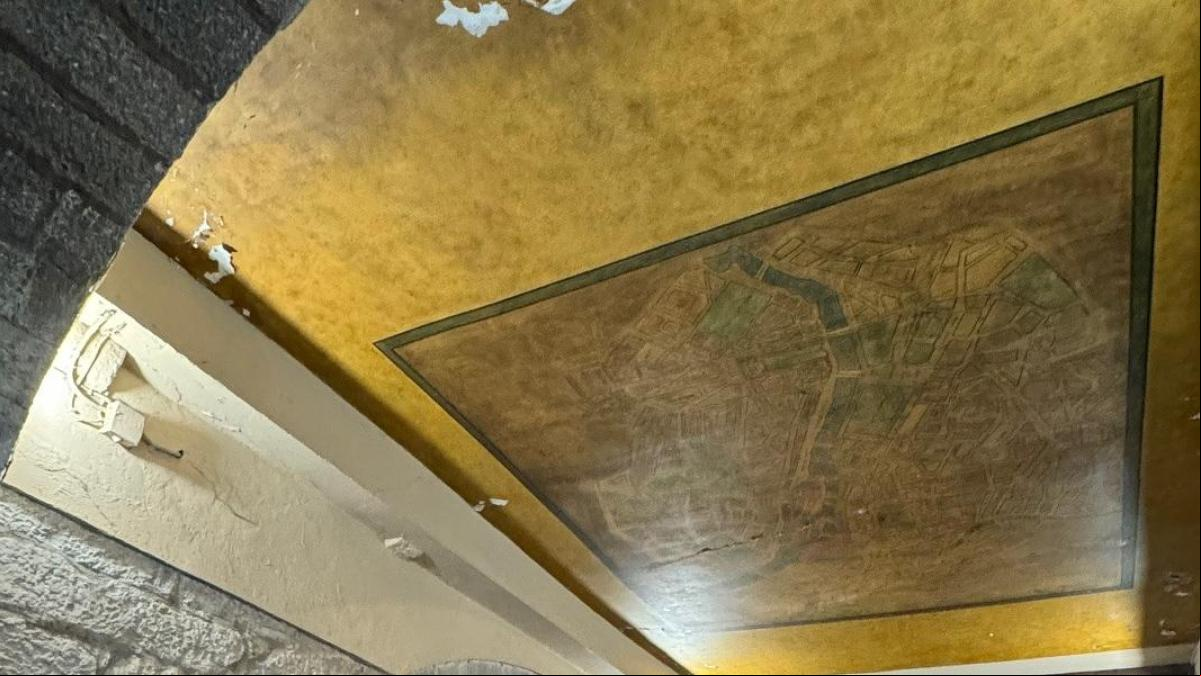 ¿Por qué hay un plano de París oculto en Girona?