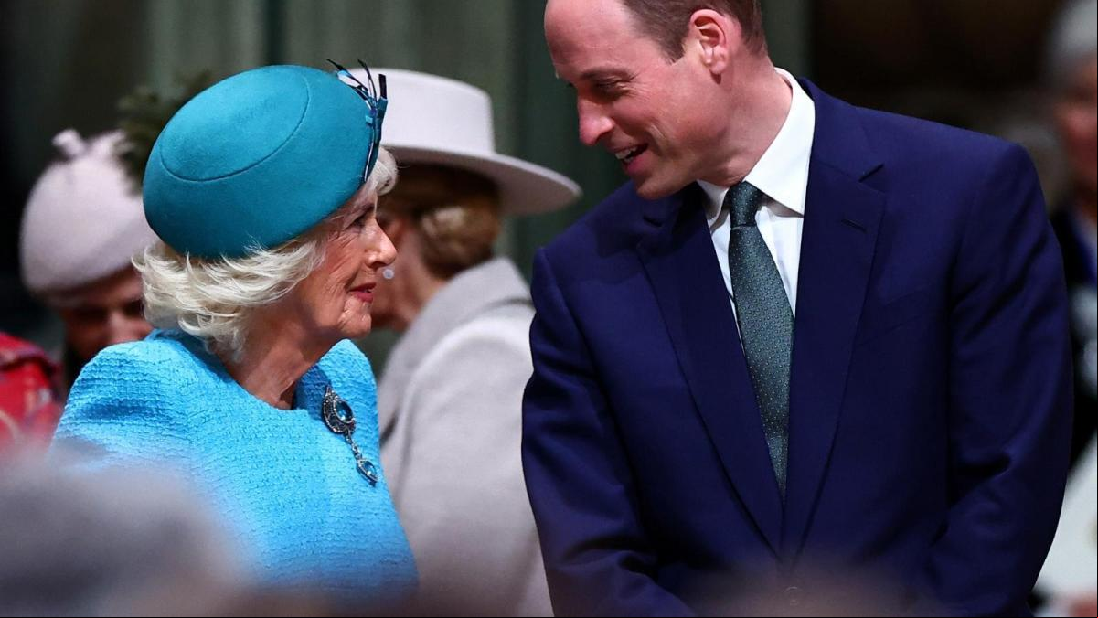 El príncipe Guillermo, sonriente junto a Camila tras el revuelo por la última foto de Kate Middleton
