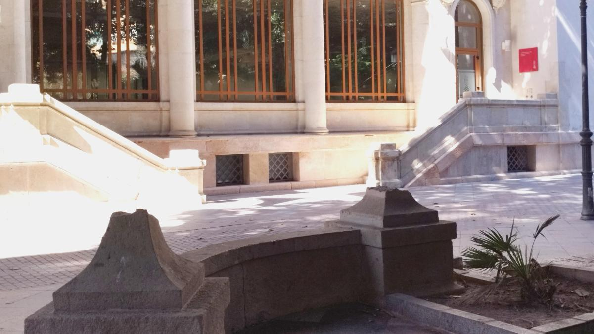 El vandalismo se ceba con la plaza de Gabriel Miró, la más atractiva de Alicante