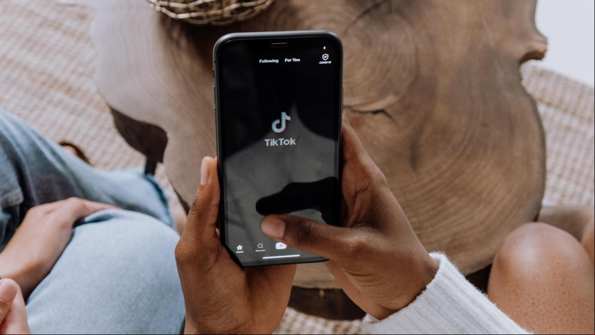 Descargas gratis de Office o Spotify en TikTok: los vídeos virales que los hackers usan para robar tus datos bancarios
