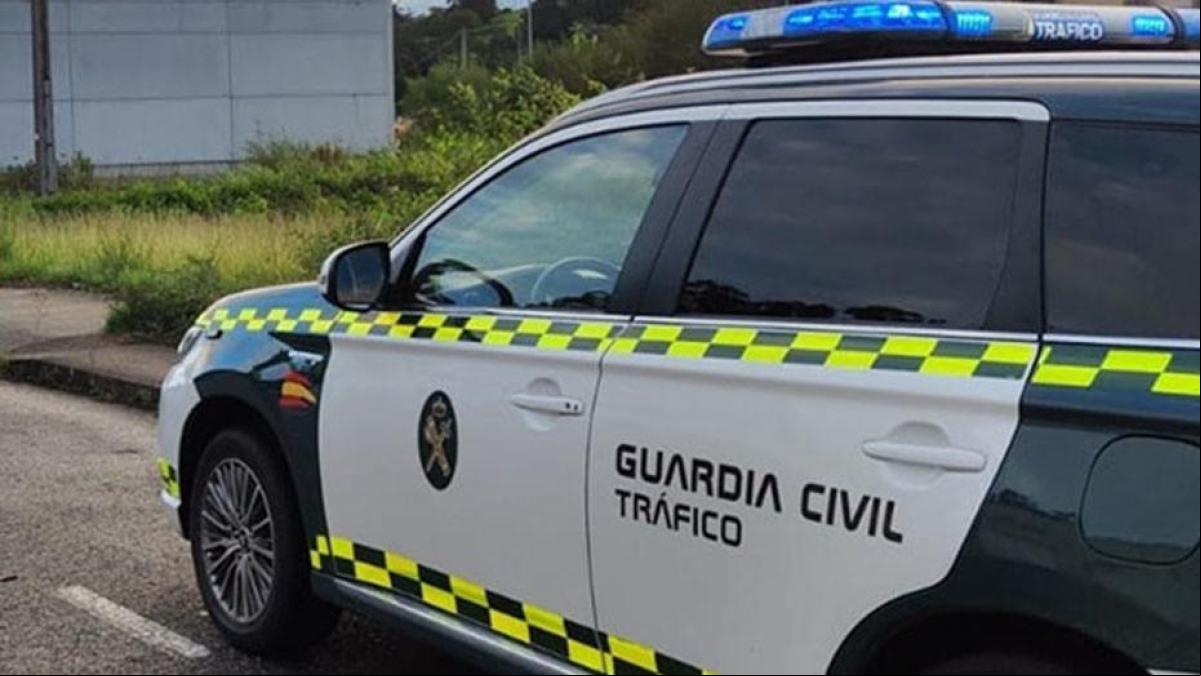 La Guardia Civil te explica lo que debes hacer si un coche de policía hace eses delante tuyo
