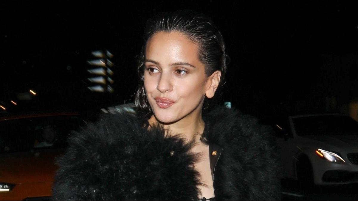 Transparencias y pelo: el arriesgado look de Rosalía para salir de fiesta por Los Ángeles