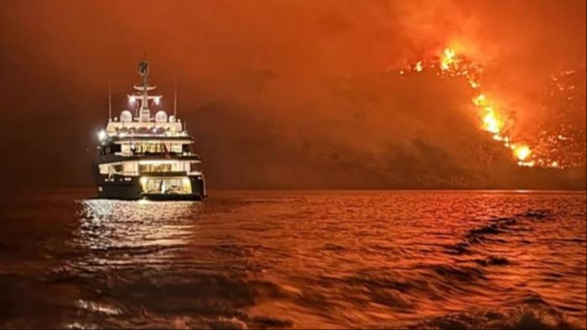 Arde una isla en Grecia por los fuegos artificiales lanzados desde un yate