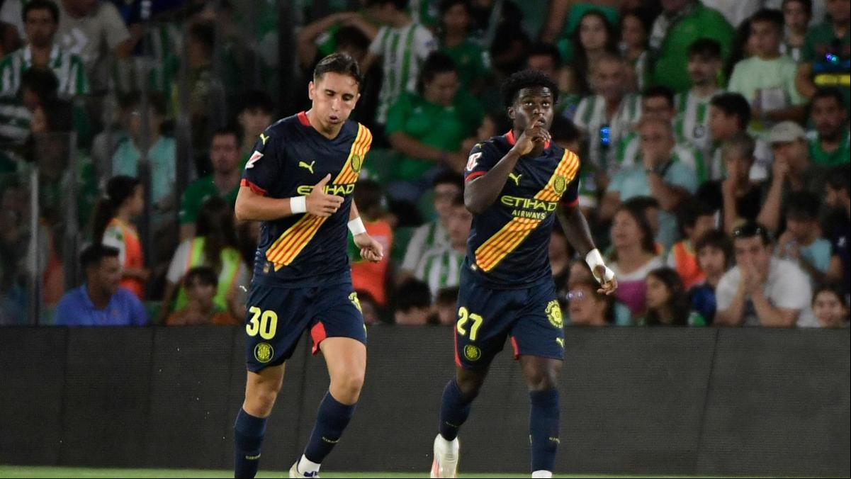 Dos debutantes rescatan al Girona en el Villamarín
