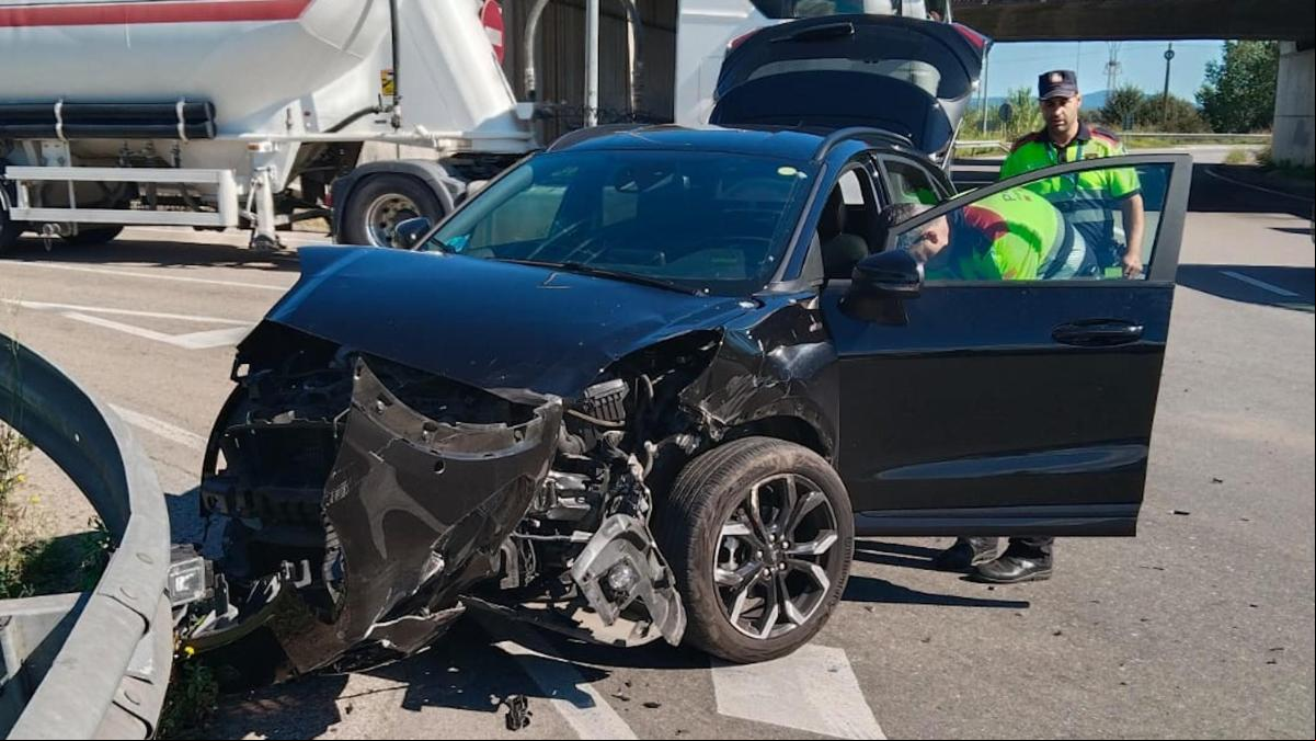Dos hombres se saltan un ceda el paso ante los Mossos con un coche robado y sin cinturón en Riudellots de la Selva