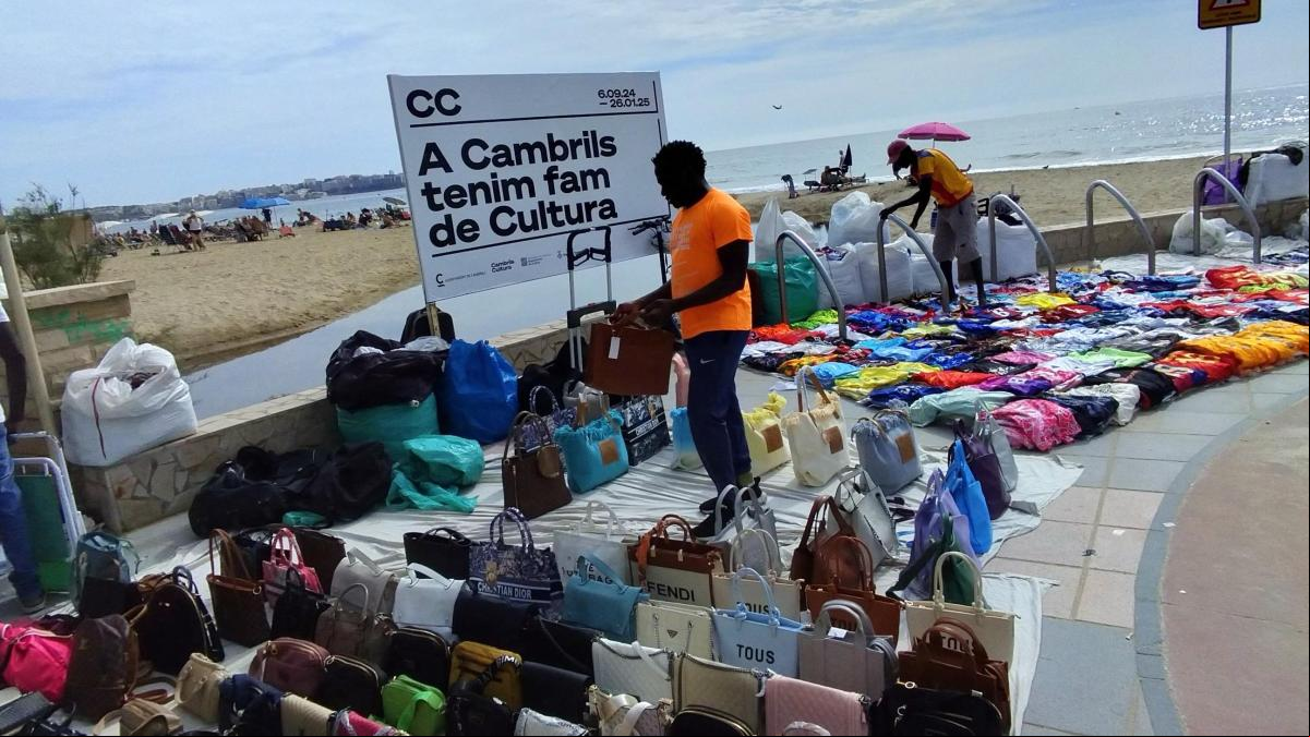El ‘top manta’ abre una guerra entre Cambrils y Salou y hastía a los vecinos