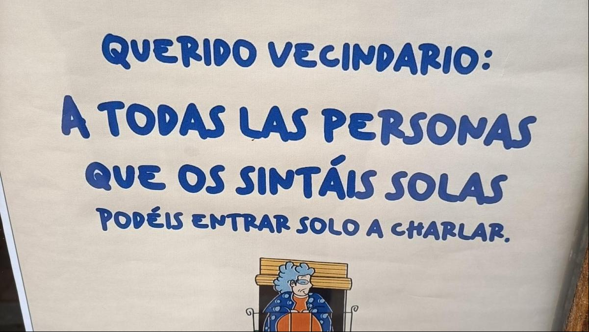 El elocuente cartel de una tienda en un pueblo de León dirigido a quien se sienta solo: Podéis entrar solo a charlar”