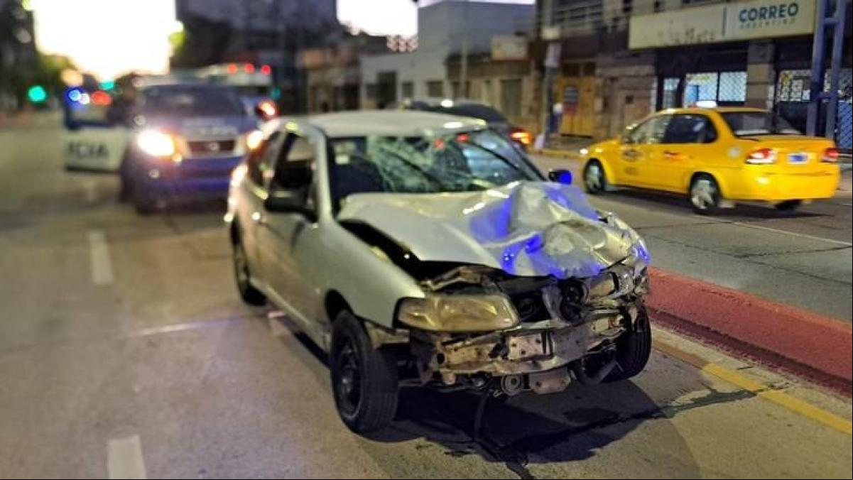 Conduce borracho, cruza en rojo y atropella a una familia que iba en moto