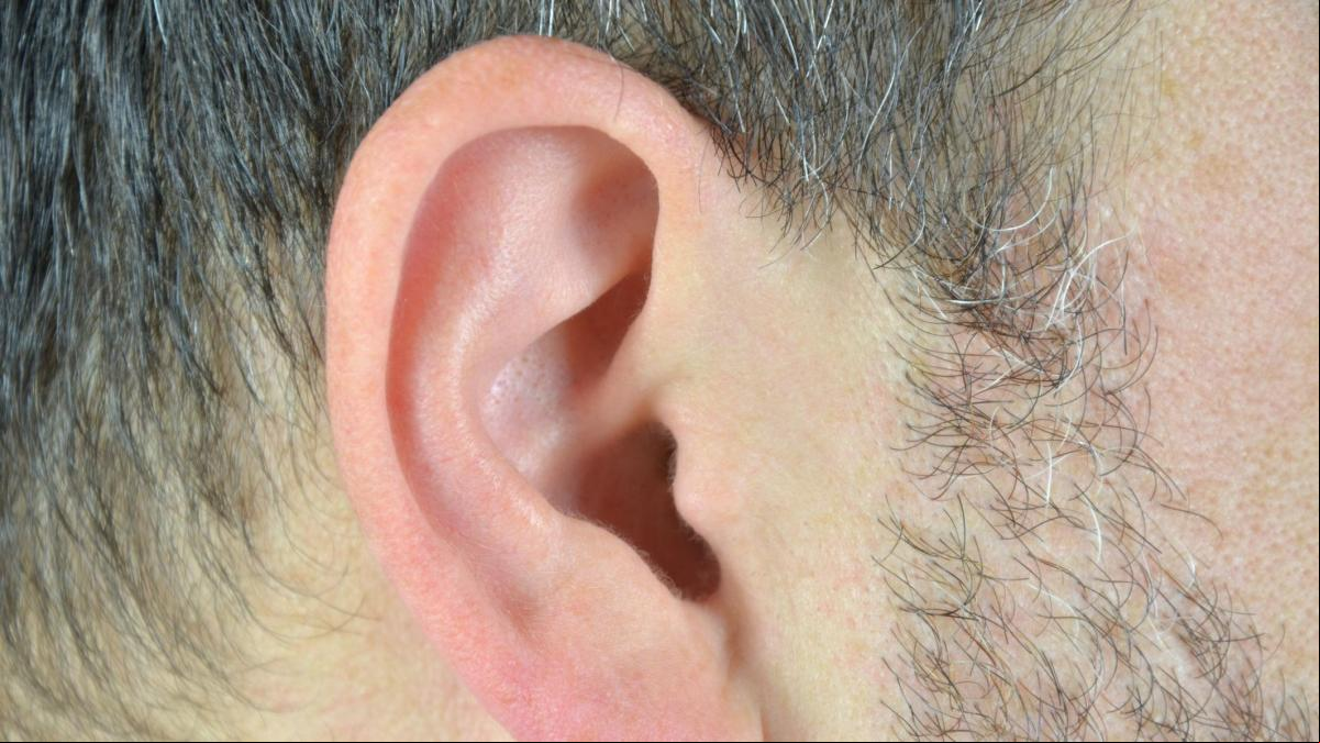 Le corta la oreja de un machetazo a su vecino porque aparca en la puerta de su casa