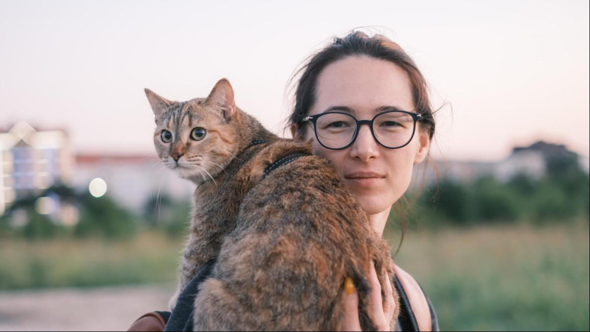 Anna Figueras, gestora de colonias felinas: “A menudo salimos muy temprano o de noche, cuando hay menos gente, para alimentar en paz, temiendo que falte un gato, que aparezca herido o no podamos pagar al veterinario”