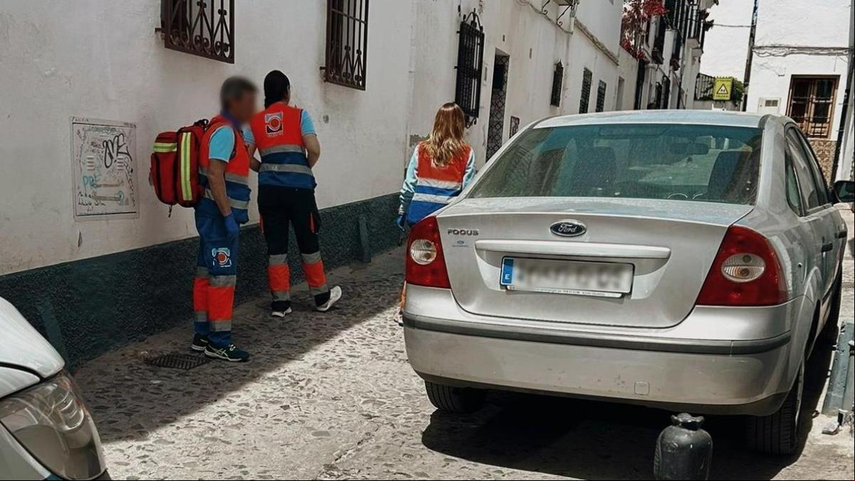 Un coche mal aparcado bloquea el paso de una ambulancia que acude a una urgencia de un niño de 9 años