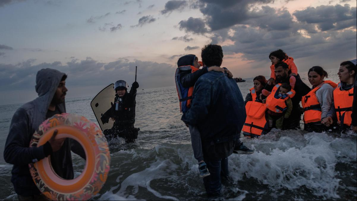 La Policía sa ataca con gas lacrimógeno a niños migrantes que trataban de llegar a Inglaterra La Policía sa ataca con gas lacrimógeno a niños migrantes que trataban de llegar a Inglaterra
