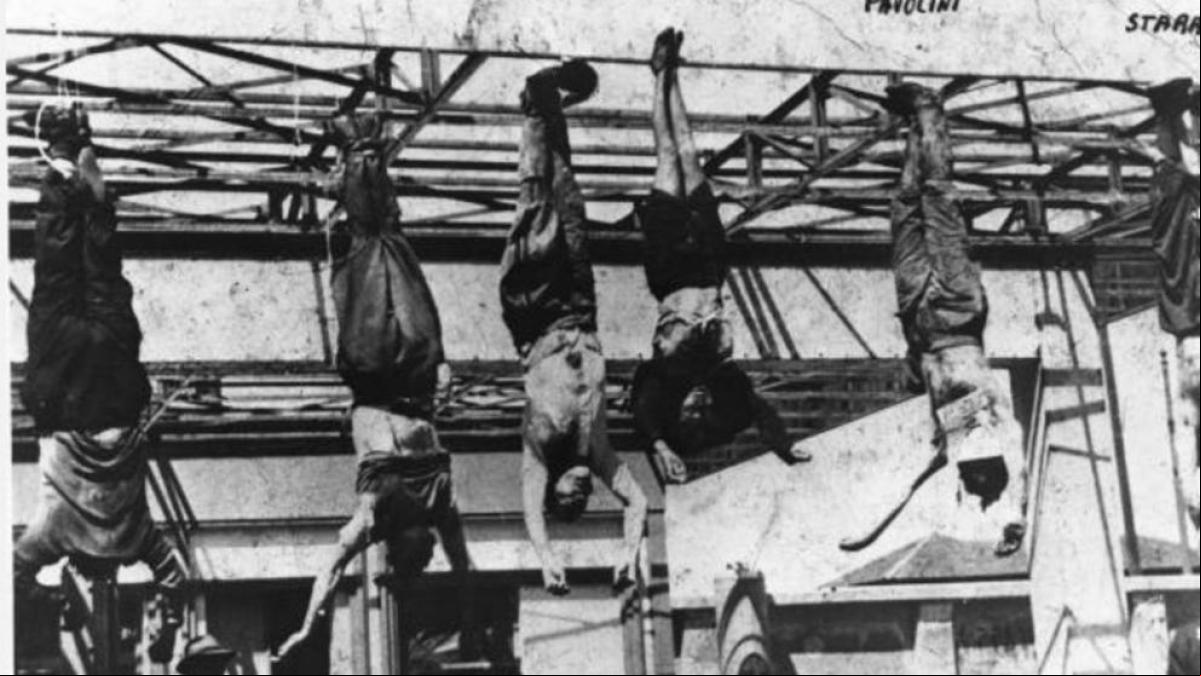 Los partisanos linchan a Mussolini y a su amante