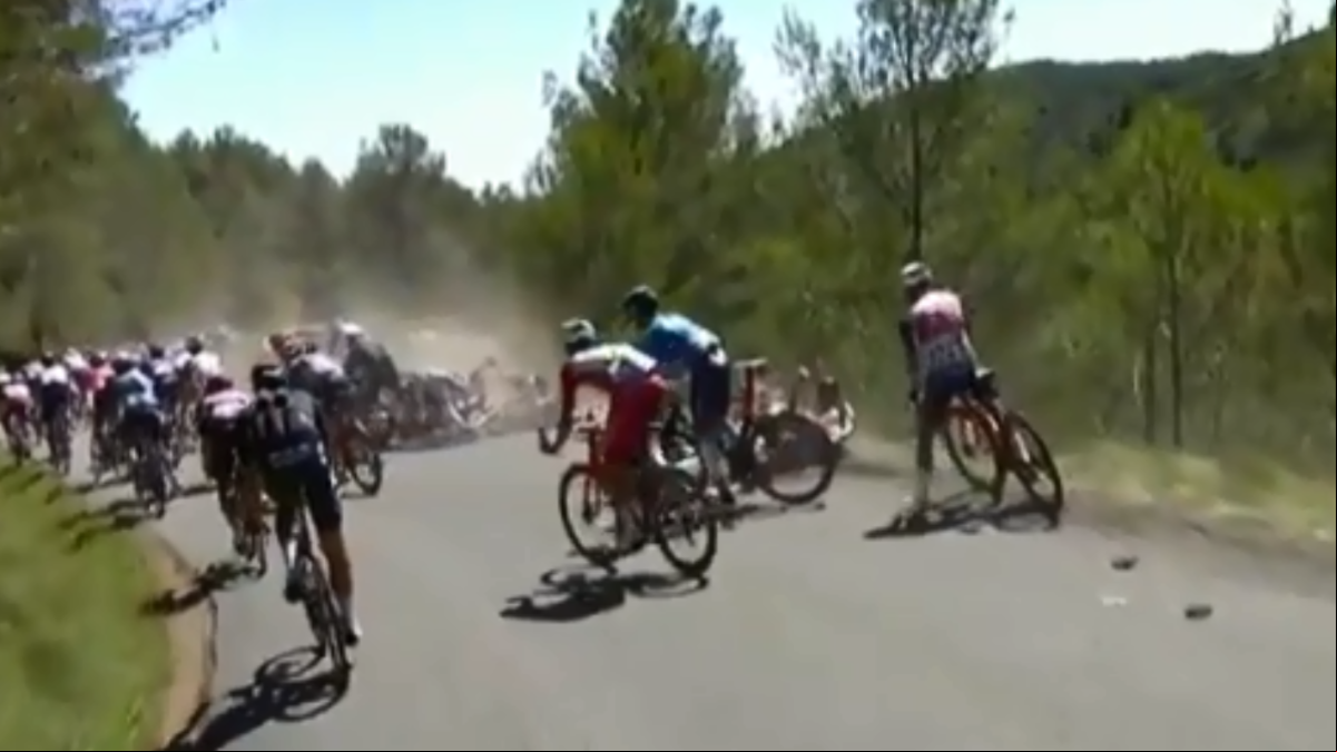 Grave caída masiva por la ladera de una montaña en el Tour de Francia