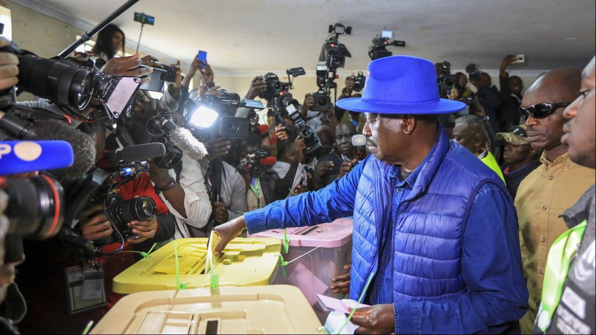Kenia elige presidente en unas reñidas elecciones marcadas por la crisis económica