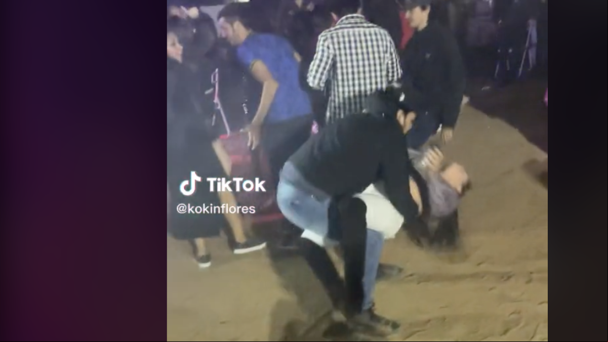 El extraño baile de una pareja en el que la mujer parece un muñeco de aire
