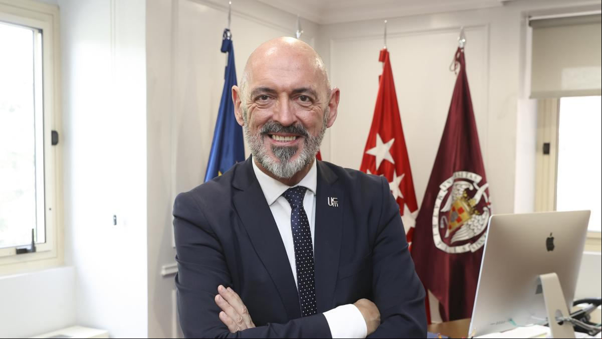 El rector de la Complutense que premió a Ayuso sale reelegido entre acusaciones de fraude