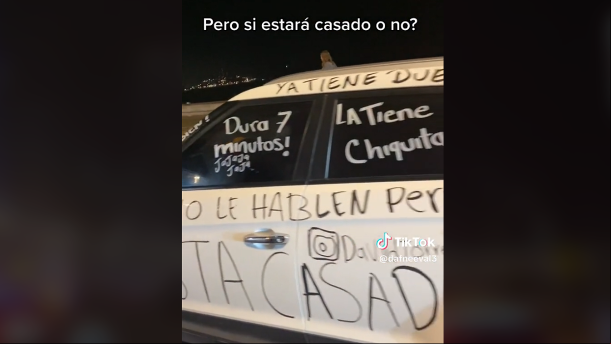 Es infiel y su coche aparece pintado con multitud de mensajes: “Ya tiene dueña”