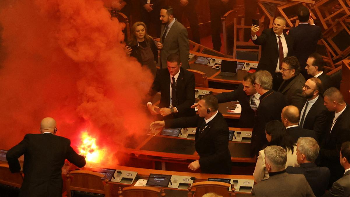 La oposición de Albania bloquea el Parlamento de Tirana con fuego de bengalas