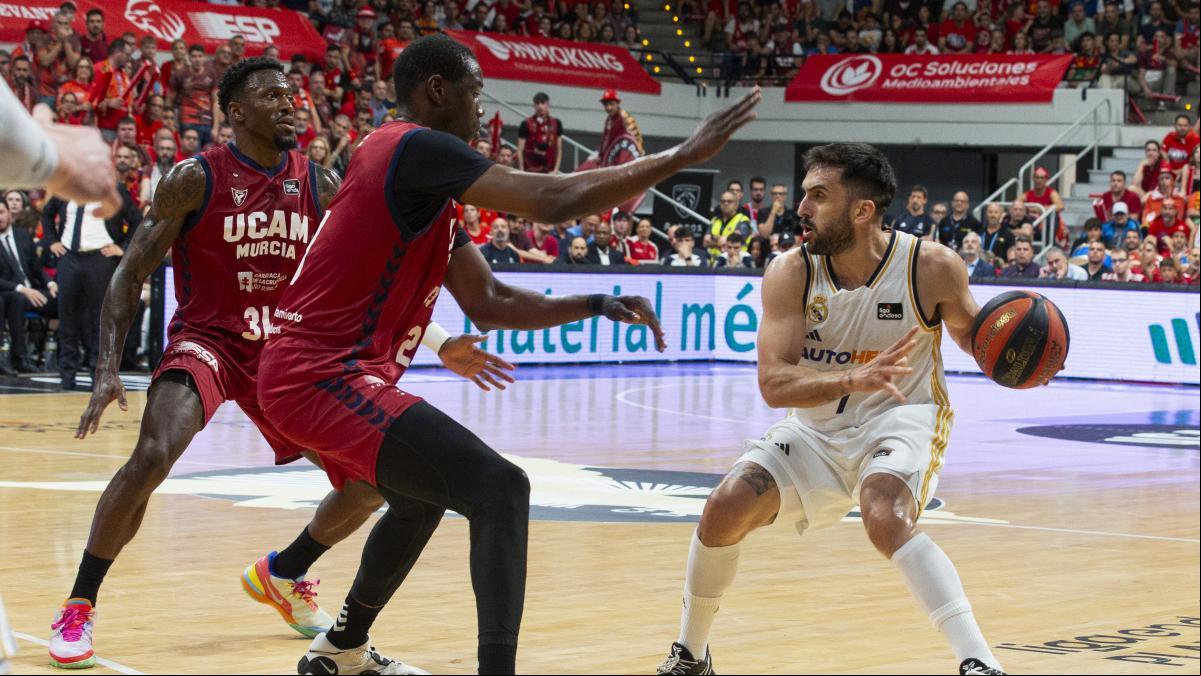 El Real Madrid gana en Murcia y se lleva la Liga