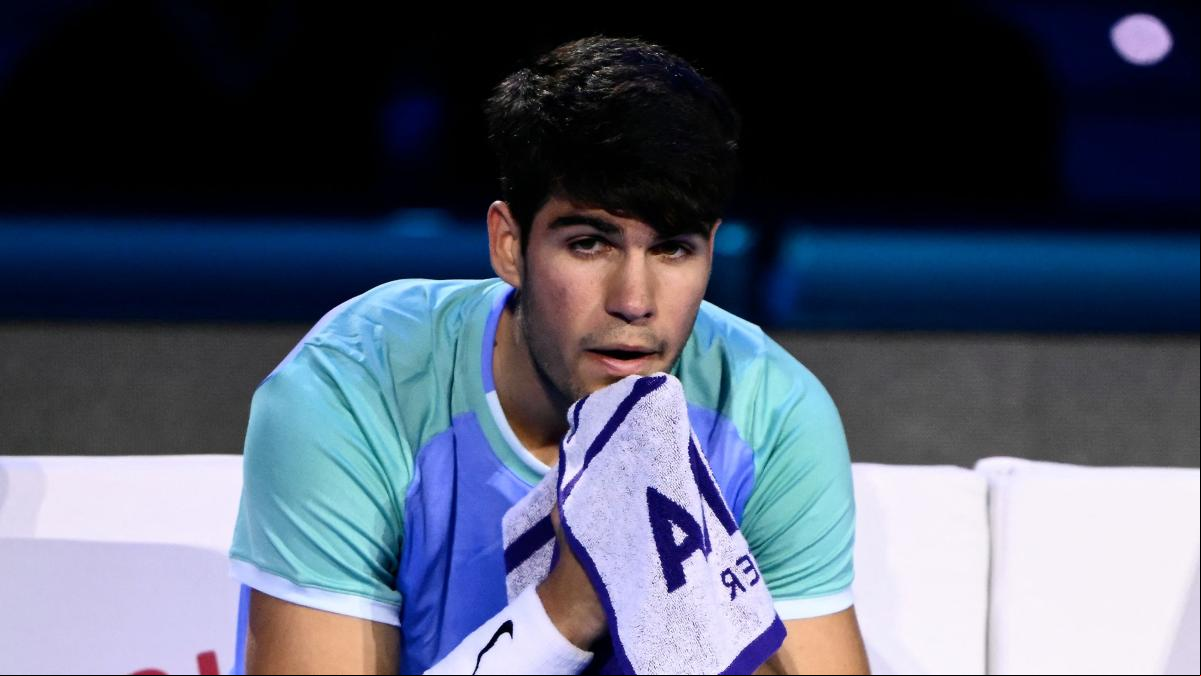 Alcaraz enciende las alarmas tras retirarse del entrenamiento en Turín