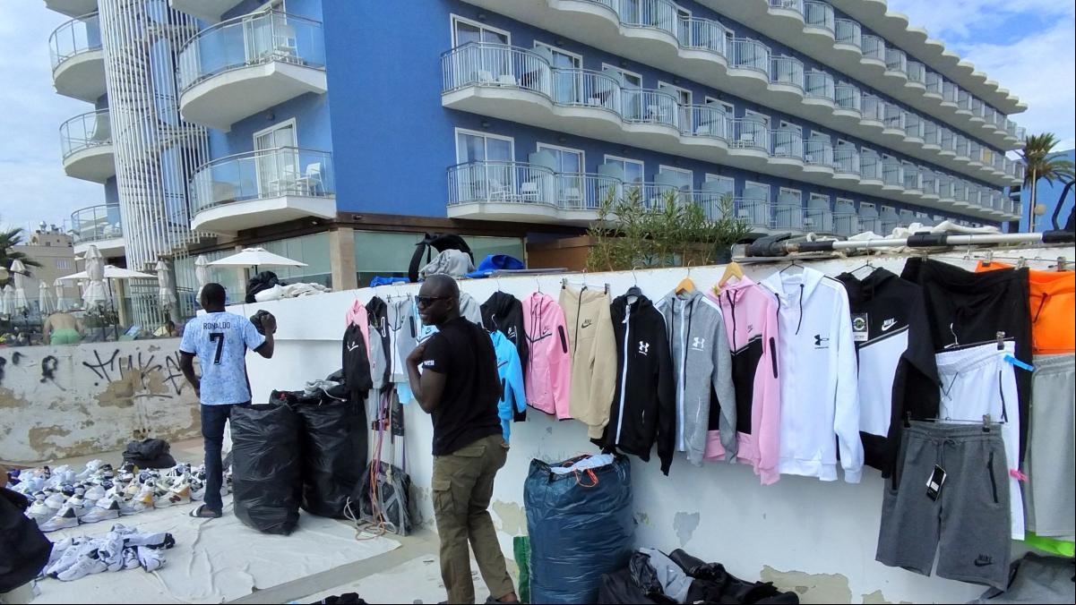 Golpe policial a la distribución del ‘top manta’ en la Costa Daurada