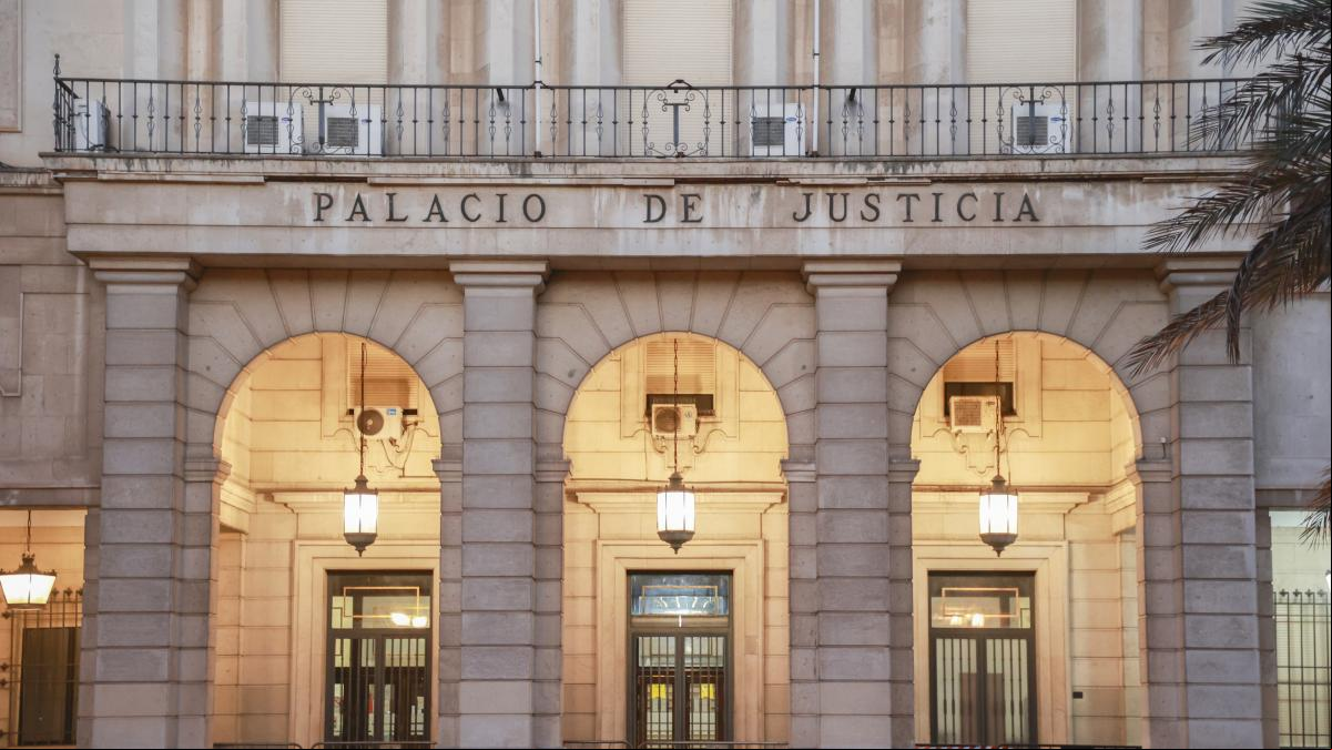 Piden nueve años de cárcel a un guía turístico de Sevilla por “sodomizar” y abusar de tres turistas de EEUU