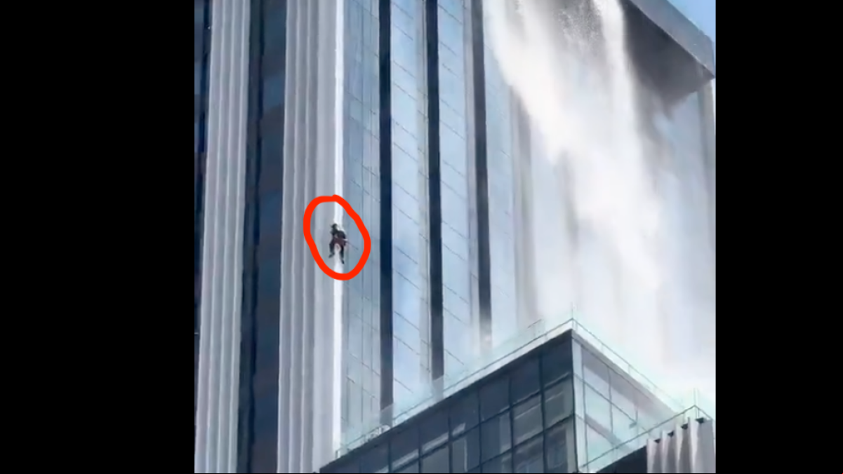 Un limpiacristales en Bangkok salva la vida en pleno terremoto colgado de un rascacielos