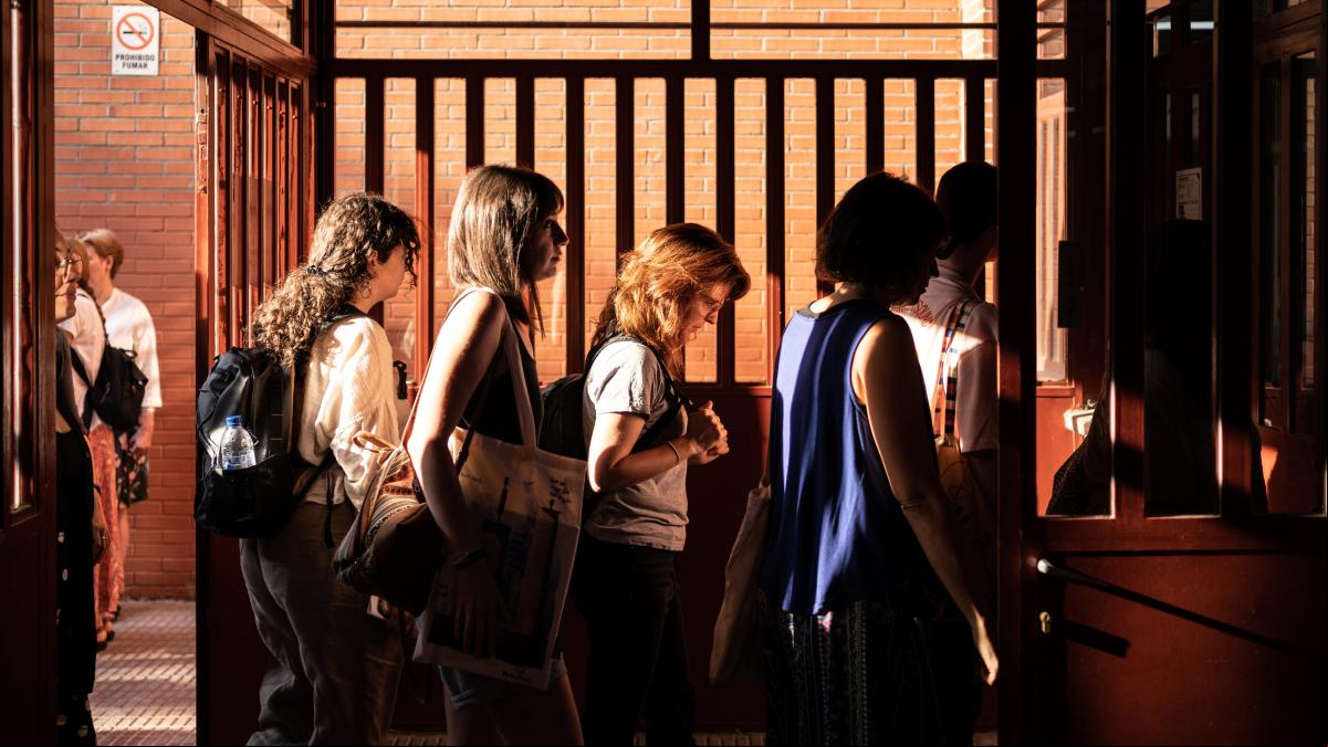 Las universidades suspenden la actividad y Educació mantiene la normalidad horaria