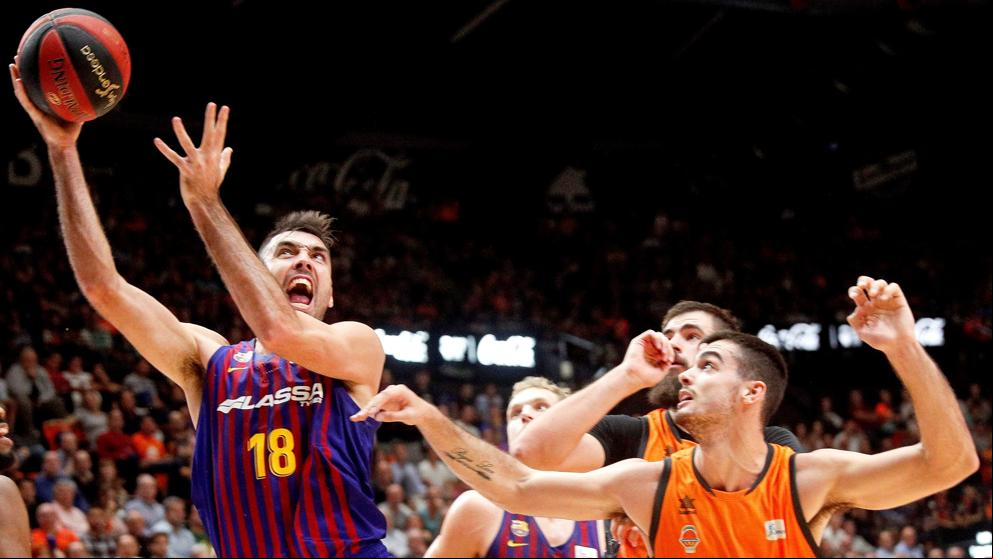 El Barça aguanta el asedio del Valencia y sigue invicto