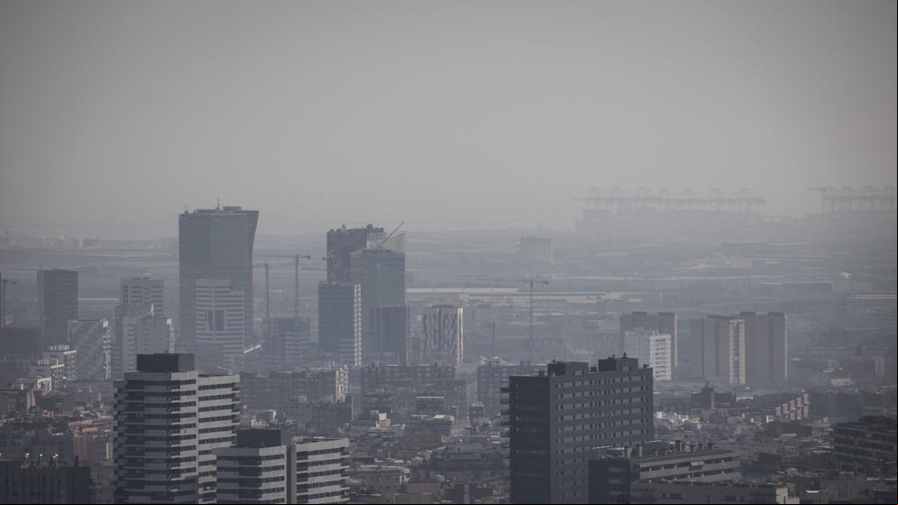 La Generalitat mantiene el preaviso por la contaminación y recomienda reducir el uso del coche privado
