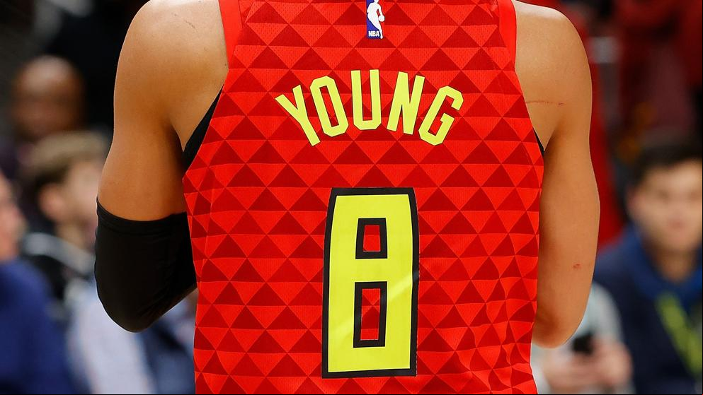 Trae Young honra a Bryant con un doble-doble de 45 puntos y el 8 en su camiseta